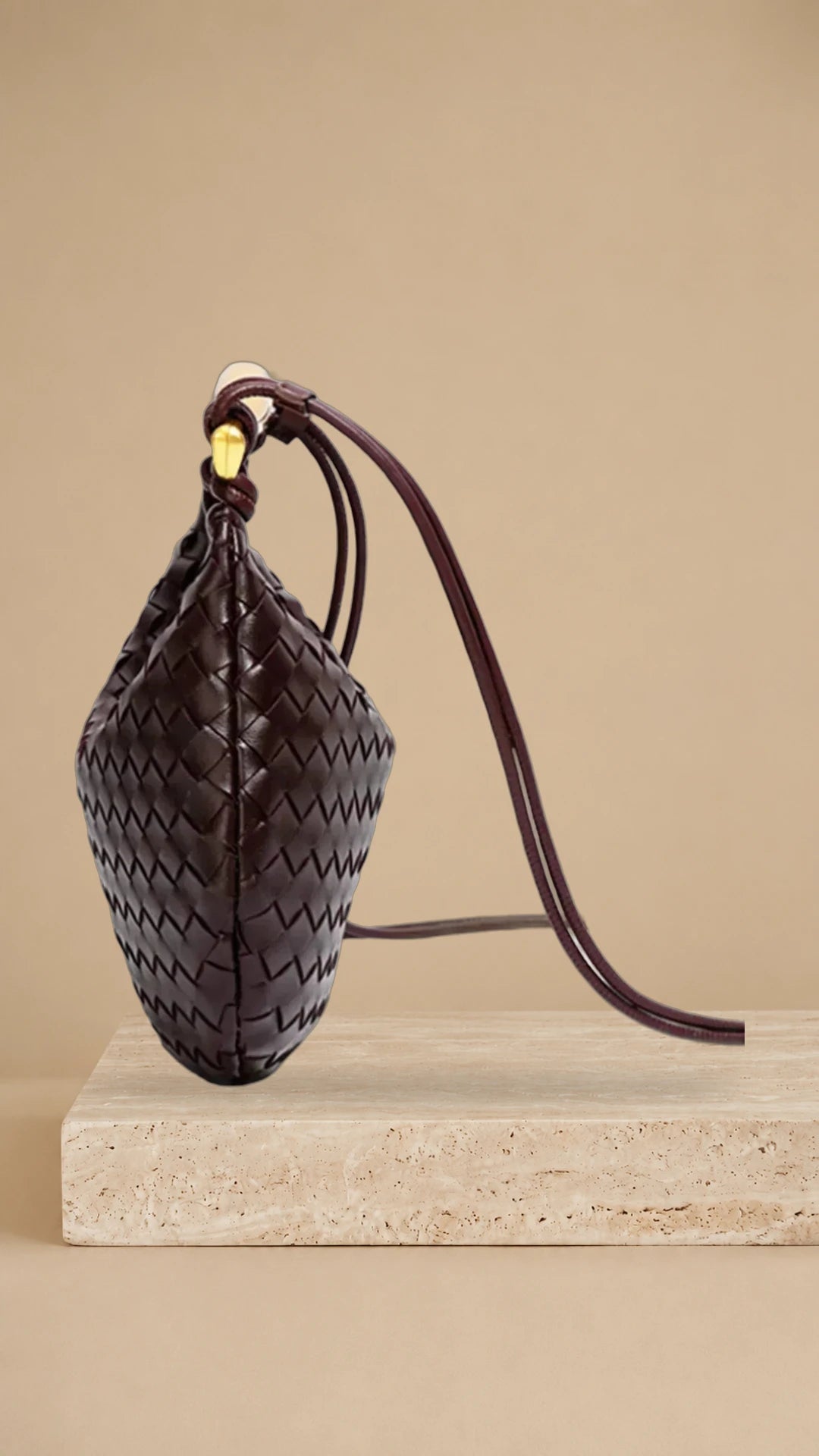 Alejandra – Bolso trenzado con asa dorada