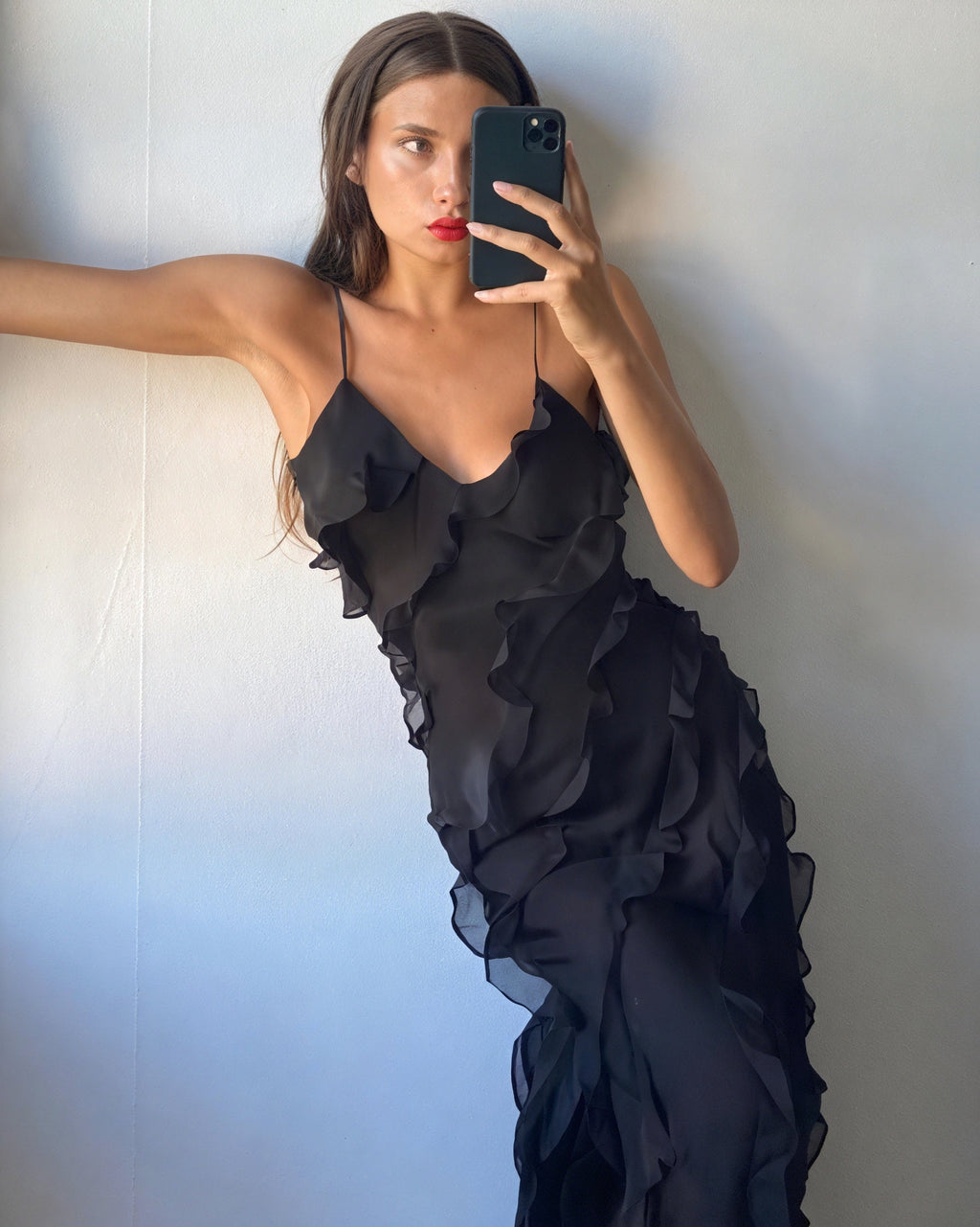 Vestido Maxi – Fluido, Tirantes Finos y Volantes