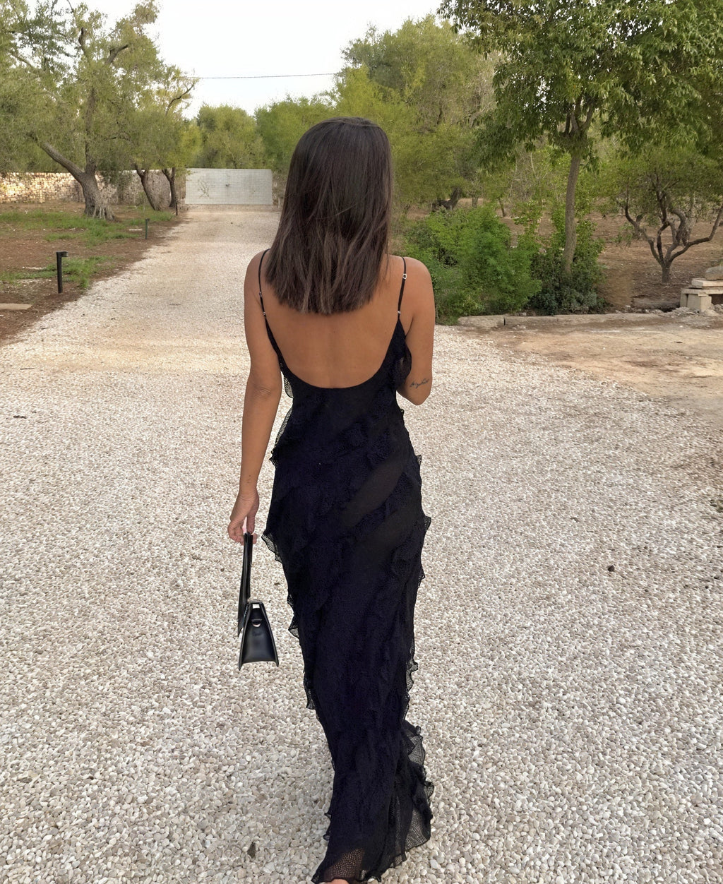 Vestido Maxi – Fluido, Tirantes Finos y Volantes