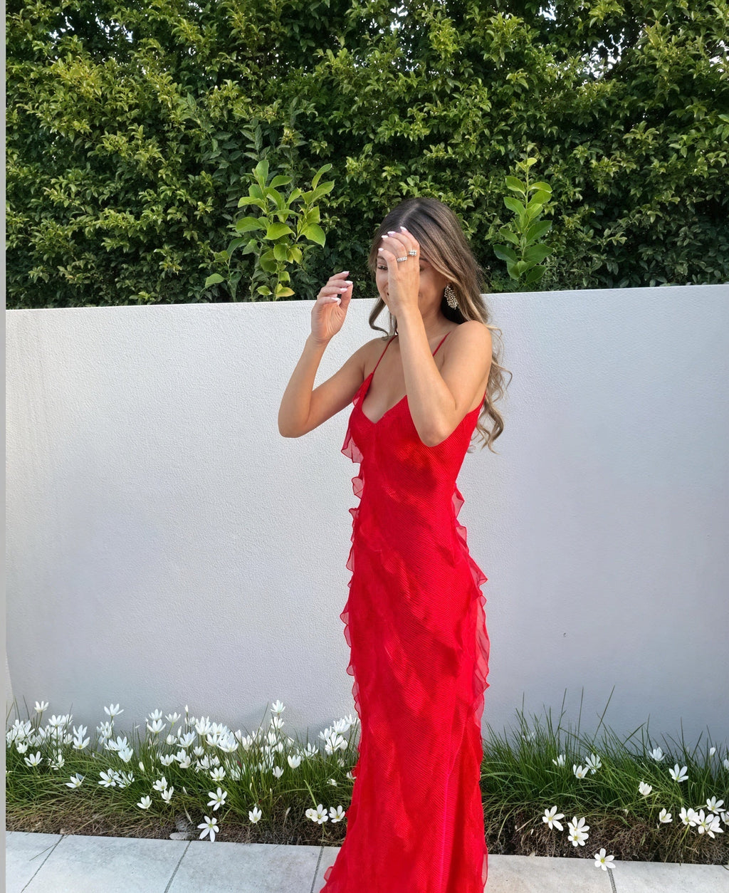 Vestido Maxi – Fluido, Tirantes Finos y Volantes