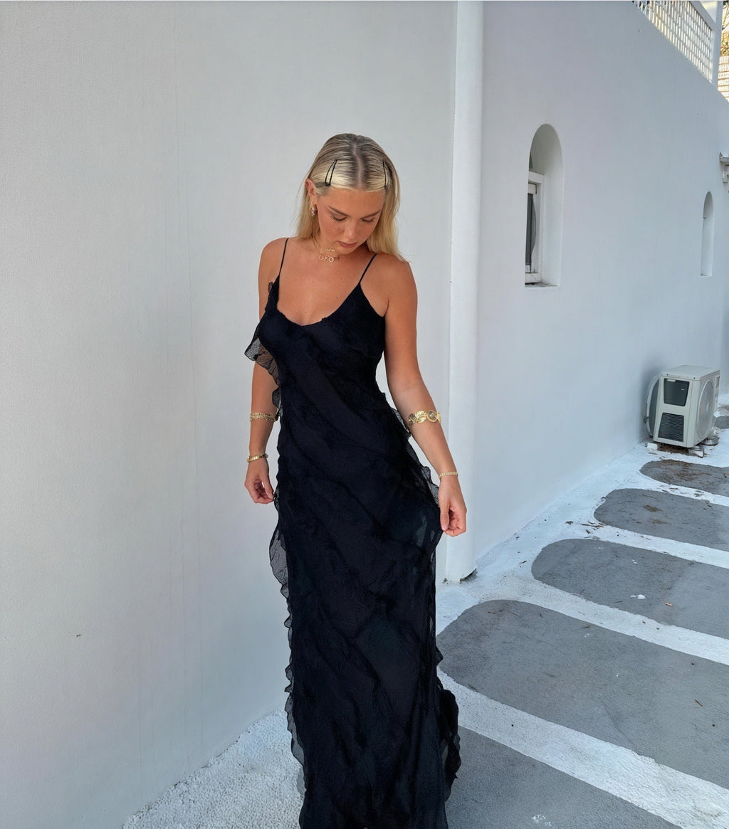 Vestido Maxi – Fluido, Tirantes Finos y Volantes
