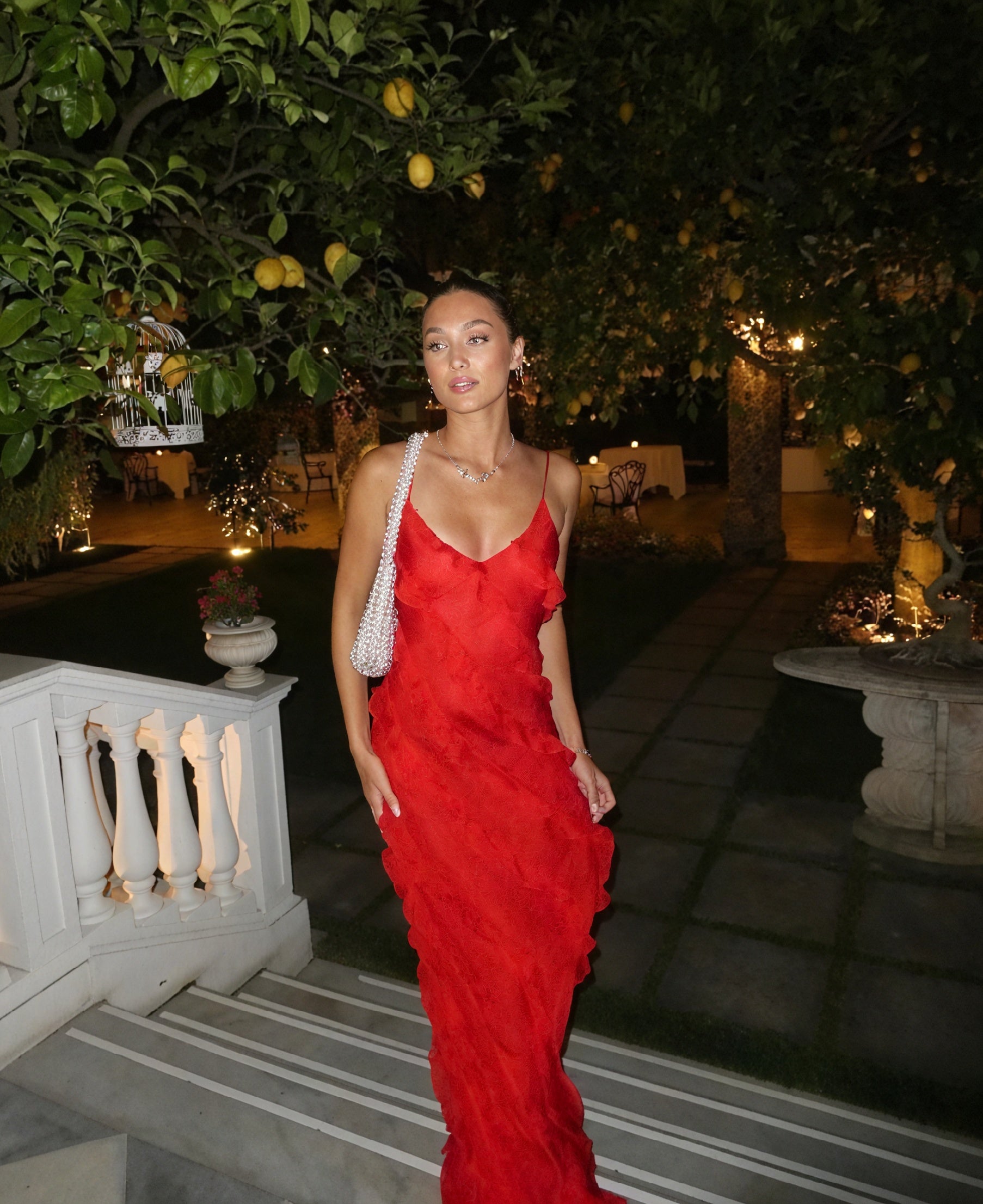 Vestido Maxi – Fluido, Tirantes Finos y Volantes