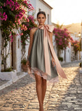 Beatrice, vestido gris perla con lazo rosa palo, vista frontal