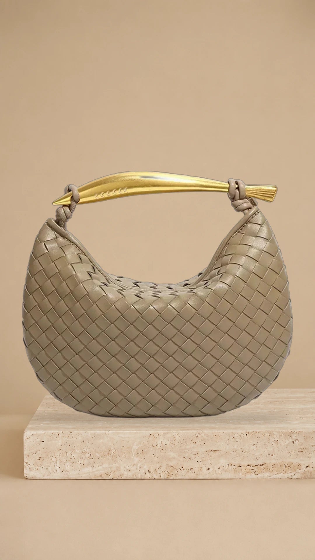 Alejandra – Bolso trenzado con asa dorada