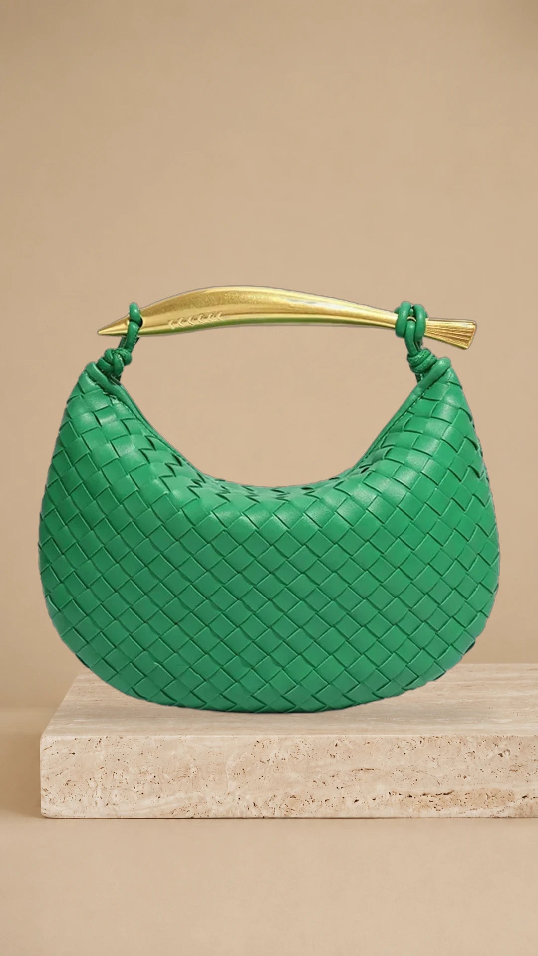 Alejandra – Bolso trenzado con asa dorada