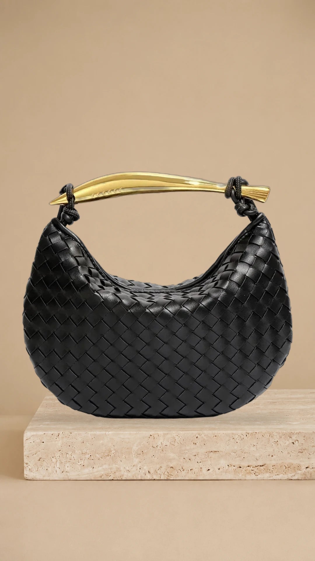 Alejandra – Bolso trenzado con asa dorada