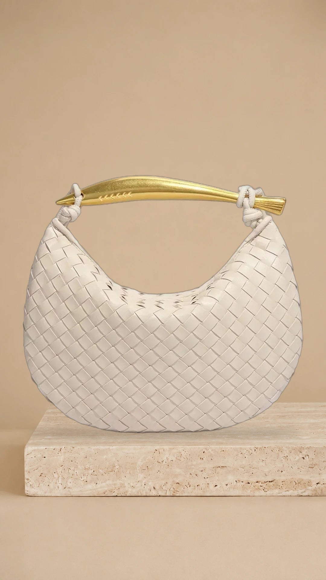 Alejandra – Bolso trenzado con asa dorada