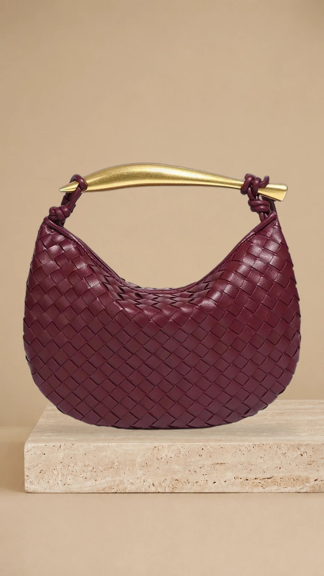Alejandra – Bolso trenzado con asa dorada