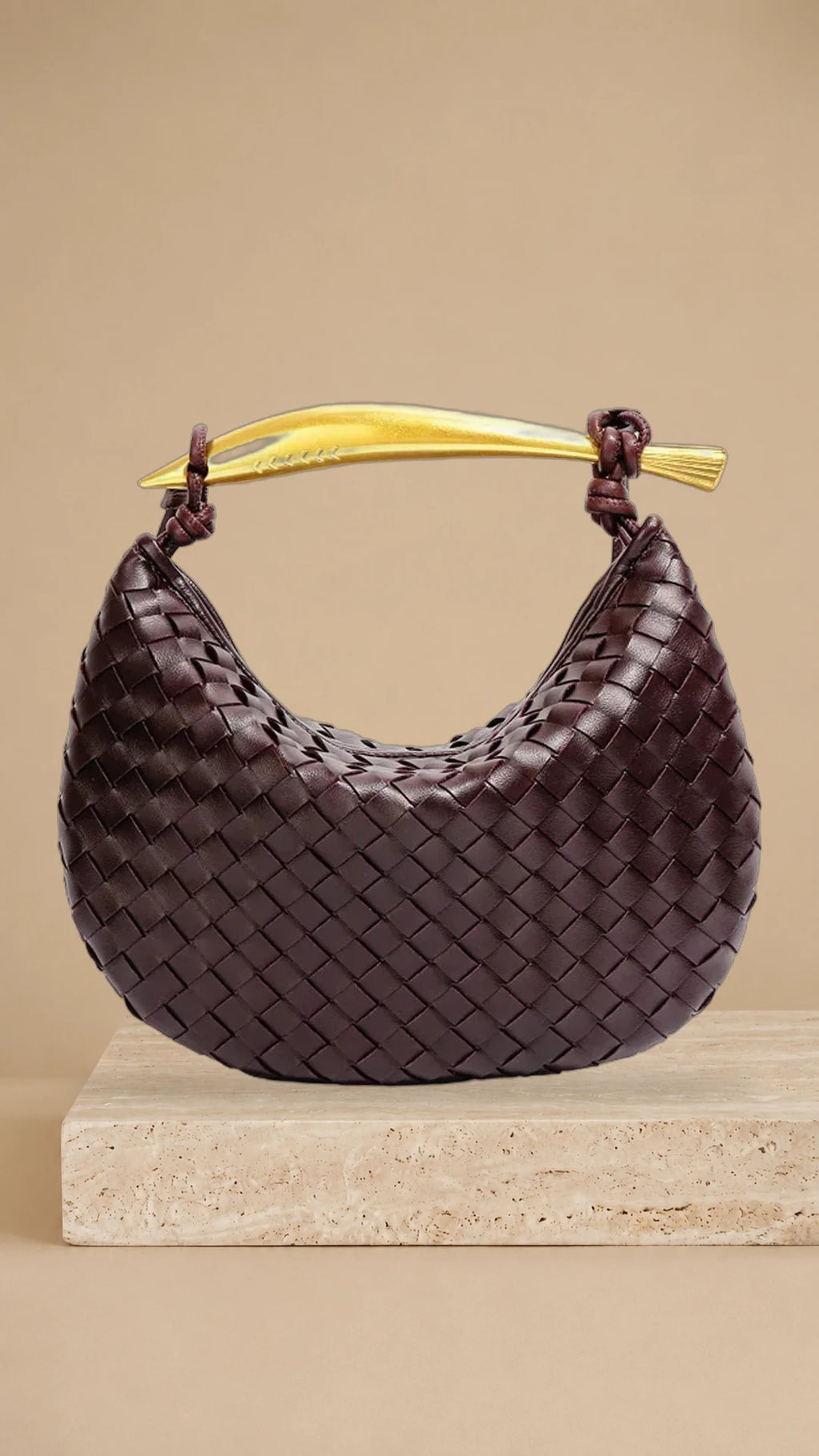 Alejandra – Bolso trenzado con asa dorada