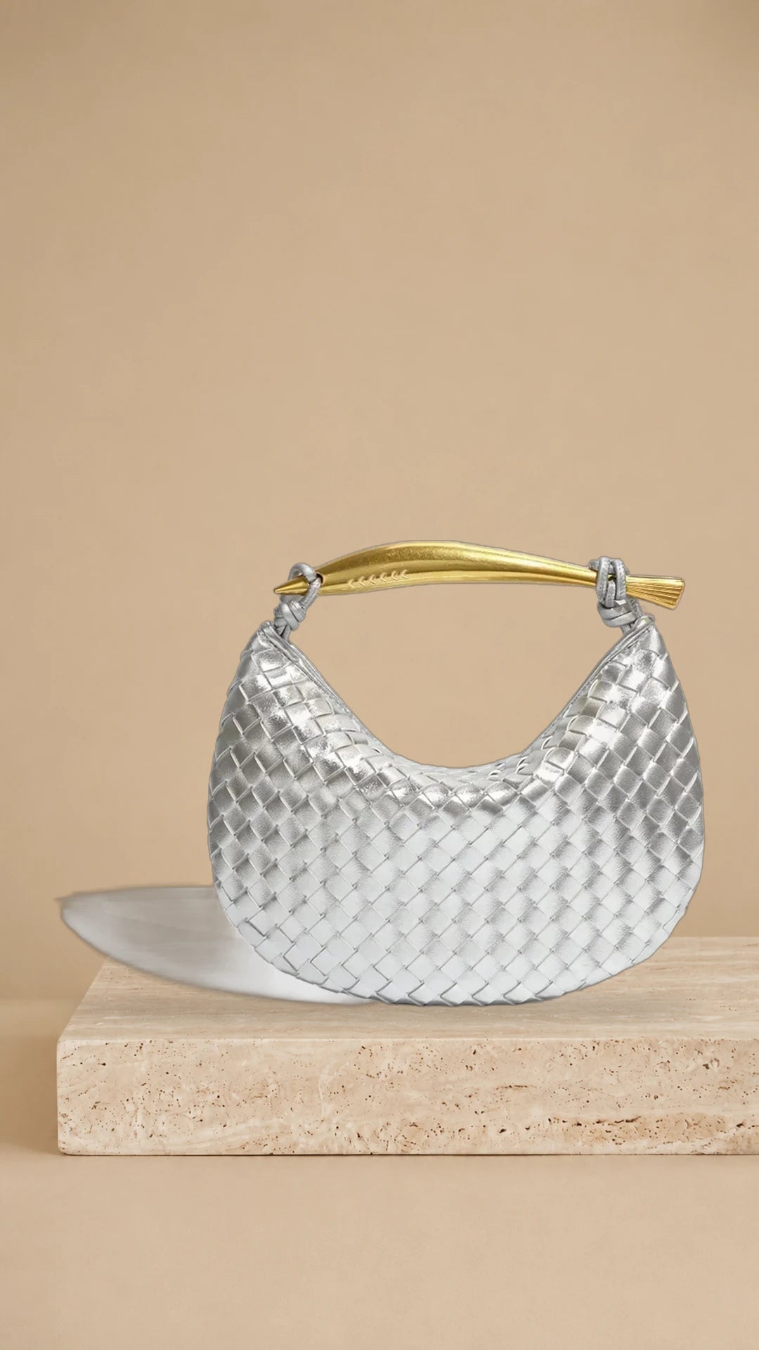 Alejandra – Bolso trenzado con asa dorada