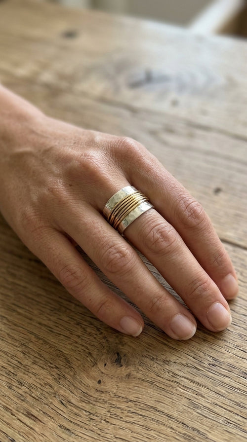Anillo en plata con hilo dorado