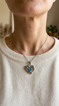 Collar atemporal en plata con doble delfín y ópalo