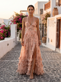 Vera, vestido maxi floral melocotón con perlas, caminando